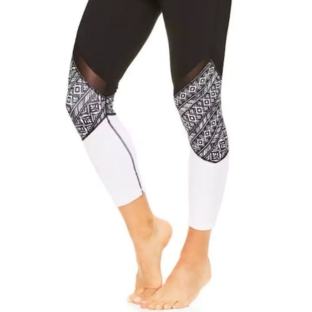 Gaiam || Mantra Mesh Capri Legging Cropped Legging Size Small black and white